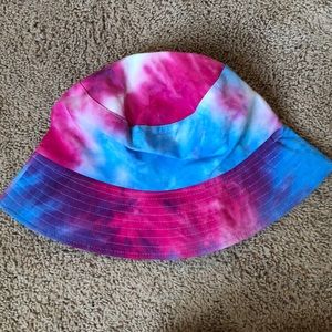Tie die bucket hat